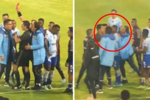 De no creer: agredieron brutalmente a un árbitro en pleno partido de la Liga de Ecuador