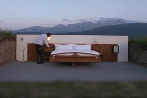 Furor por el hotel sin techo ni paredes en Suiza 