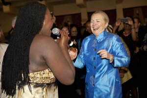 Hillary Clinton respaldó a la primera ministra de Finlandia: "Sigue bailando"
