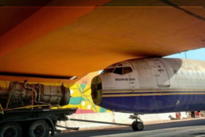 Trasladaban un avión en Córdoba y hubo un error de cálculo: quedó atascado abajo de un puente