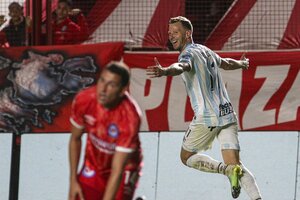 Festejo de Menéndez, una de las figuras del Atlético Tucumán puntero.  (Fuente: NA)