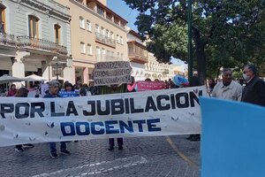 Jubilados docentes de Salta denuncian inequidad en el cobro de sus haberes