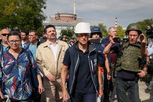 Grossi (centro) y demás inspectores de la OIEA visitan laplanta de Zaporiyia.  (Fuente: AFP)