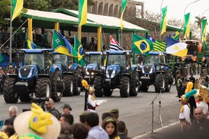 Los tractores delagro, presentes en el desfile de Bolsonaro. (Fuente: EFE)
