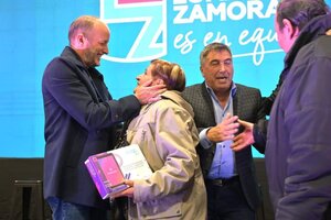 Insaurralde y Ambrosini entregaron tablets de ENACOM a adultos mayores 