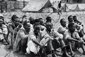 Combatientes por la independencia keniana encerrados en campos de concentración birtánicos.