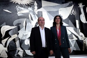 El ministro español de Cultura, Miquel Iceta, junto a su par francesa, Rima Abdul Malak, frente al Guernica. (Foto: AFP)