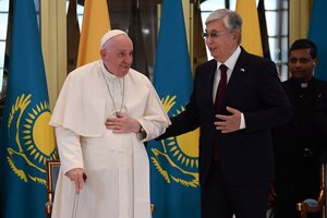 El papa llegó a Kazajistán para "amplificar el grito de tantos que imploran la paz" (Fuente: AFP)