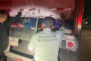 Rescataron a 121 migrantes que estaban hacinados en un camión abandonado (Fuente: Instituto Nacional de Migración de México)