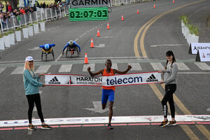 El keniata Victor Kipchirchir ganó la 37º edición de la Maratón de Buenos Aires (Fuente: Télam)