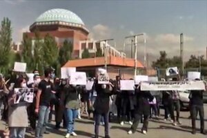 Irán: continúa la represión a la protesta por la muerte de una joven mientras estaba detenida