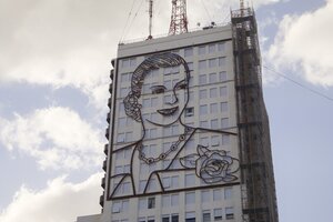 La imagen de Evita en el edificio de 9 de Julio tendrá desde mañana una réplica en Roma 