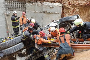 Recoleta: rescataron a un chofer de camión que quedó atrapado tras volcar en una obra en construcción