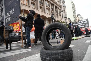 Huelga y acampe en el extenso conflicto de los trabajadores del neumático 