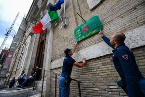 Policías italianos preparan un centro de votación en Roma.  (Fuente: AFP)