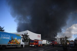 Se incendió en las cercanías de París uno de los mercados de productos frescos más grandes del mundo. (Fuente: AFP)