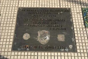 Vandalizaron un homenaje a víctimas del bombardeo a la Plaza de Mayo de 1955  