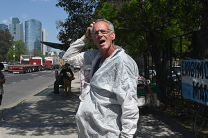 "Te toca la horca, el único camino para deshacernos de vos", había amenazado Claudio Herz a CFK, usando un megáfono en una protesta el 21 de julio. (Fuente: Télam)