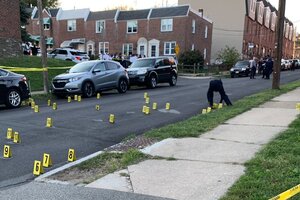 Dos hombres dispararon más de 70 veces contra estudiantes que salían del campo de fútbol americano, en Filadelfia. Imagen: @AaronBaskerville