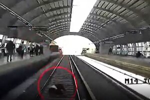 Impactante video: se descompensó, cayó a las vías, el tren le pasó por arriba y se salvó de milagro