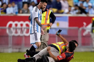 Un hincha argentino invadió la cancha para saludar a Messi