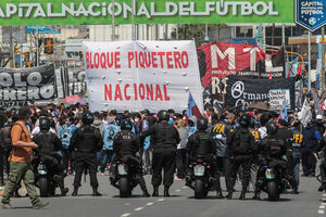 La Policía de la Ciudad reprimió a piqueteros que cortaron la autopista 25 de Mayo (Fuente: Bernardino Avila)