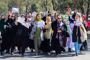 Mujeres afganas desafiaron la prohibición impuesta por los talibanes de reunirse en público para repudiar un atentado suicida en Kabul. (Fuente: AFP)