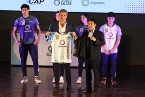 El gobernador Uñac muestra la camiseta argentina.
