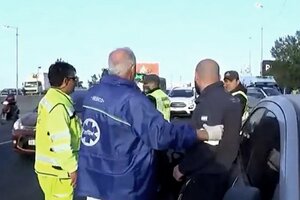 Panamericana: un conductor generó un choque en cadena, causó la caída de un hombre desde un puente y se escapó
