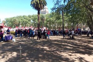 En Rosario, los maestros se concentraron en plaza San Martín. (Fuente: Rosario/12)