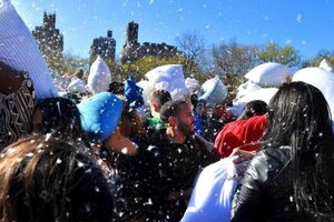 Chubut: la Secretaría de Salud de Comodoro Rivadavia organizó una lucha de almohadas "para ayudar a liberar tensiones"