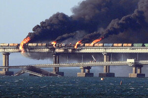 Conflicto Rusia - Ucrania: el impactante momento en el que un coche bomba explotó en el puente de Crimea (Fuente: AFP)