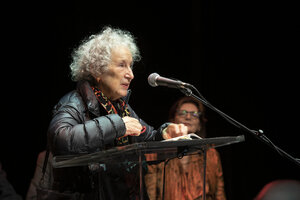 Margaret Atwood en un acto de apoyo a Salman Rushdie: ambos escritores figuran entre los candidatos.  (Fuente: AFP)