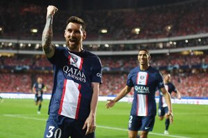 Lionel Messi festeja su golazo mientras el marroquí Hakimi se acerca a saludarlo (Fuente: AFP)