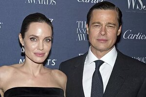 Angelina Jolie y Brad Pitt en 2015, durante una entrega de premios, un año antes de su separación, cuando eran la pareja más glamorosa de Hollywood. (Foto: AP)