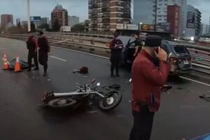 Violento choque en General Paz: un motociclista murió tras impactar contra un auto