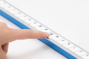 Google presentó un nuevo teclado: tiene una sola fila y mide 1.6 metros. Imagen: Google Japón. 