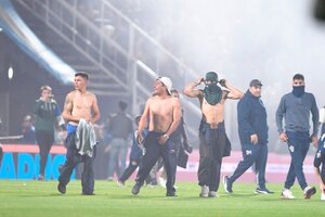 Represión en las afueras del estadio en el partido entre Gimnasia y Boca