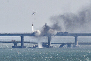 Explotó un camión bomba en el puente de Crimea, símbolo de la anexión rusa  (Fuente: EFE)