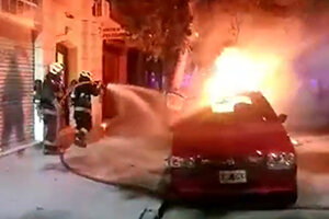 Un hombre prendió fuego el auto de su madre donde dormía un indigente