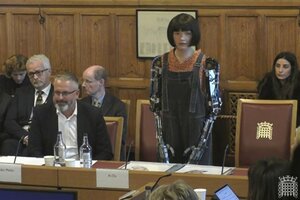 Un robot humanoide con inteligencia artificial respondió preguntas en el Parlamento británico