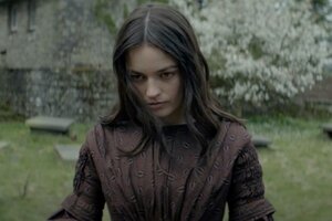 Cómo es "Emily", la biopic que muestra el lado oscuro imaginario de la escritora Emily Brontë