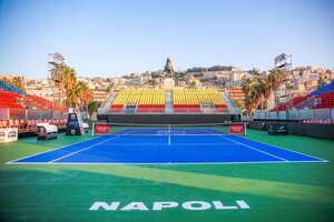 Suspenden comienzo de un torneo de tenis en Nápoles porque las pelotas no pican