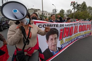 Seguidores de Castillo en Lima denuncian un intento de golpe de Estado. (Fuente: AFP)