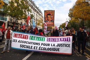 La izquierda convocó a una masiva marcha en París contra el alto costo de vida (Fuente: EFE)