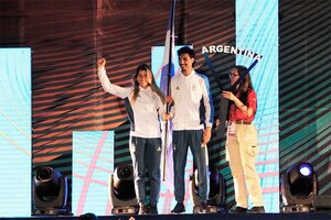 Brenda Rojas y Federico Bruno, abanderados de la delegación argentina en el cierre de los Juegos. (Fuente: Prensa COA)