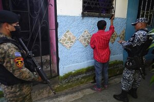 Detenciones arbitrarias, allanamientos ilegales y malos tratos en El Salvador (Fuente: AFP)