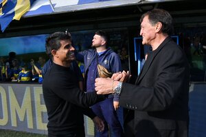 Hugo Ibarra y Julio César Falcioni, los entrenadores de Boca e Independiente respectivamente, se saludan. 