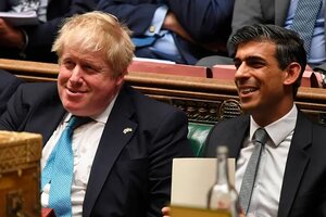 Sunak con Boris Johnson, que lo elevó al gabinete e impulsó su carrera. (Fuente: AFP)