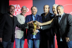 Omar Larrosa, Ricardo Giusti, Daniel Bertoni, Sergio Batista, Alberto Tarantini y Carlos Tapia con la Copa del Mundo  (Fuente: Alejandro Leiva)